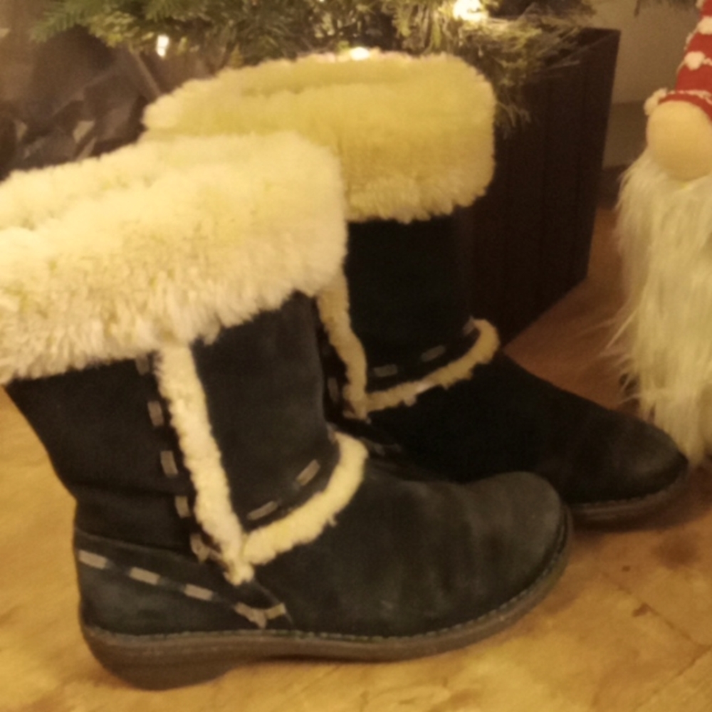 UGG Boots black with Grey stitching size 7